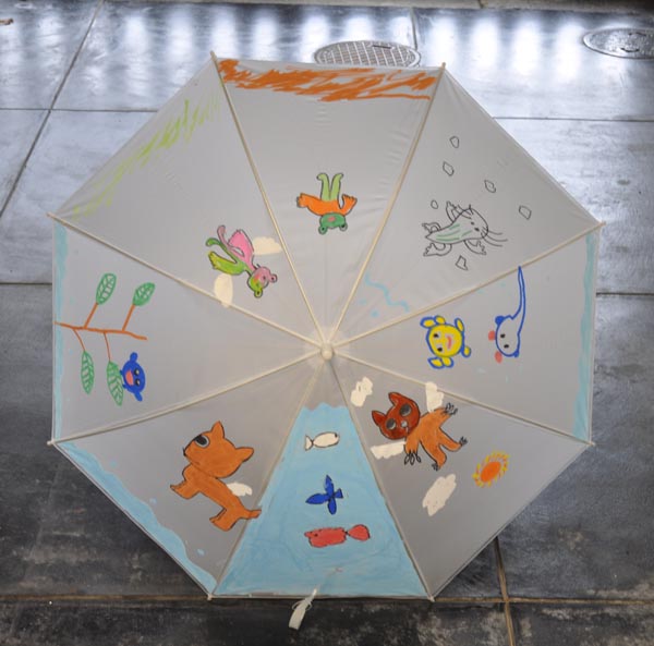 子供アトリエ　傘に絵を描く　3