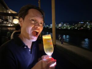 東儀光則、床何処で個展の帰り道ビールを飲む瞬間ビールが輝いている