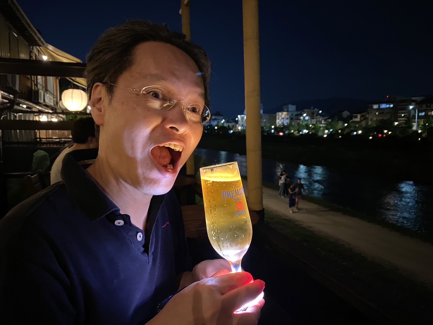 東儀光則、床何処で個展の帰り道ビールを飲む瞬間ビールが輝いている