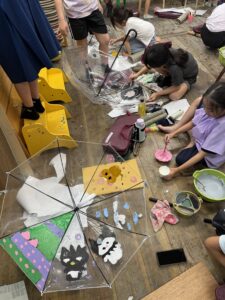 京都伏見の町家絵画教室での制作風景傘に絵をかいている