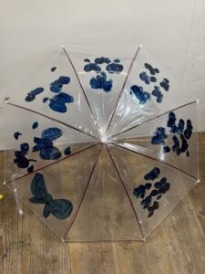 京都の絵画教室OWL美術研究所生徒作品
透明ビニール傘に描かれた絵