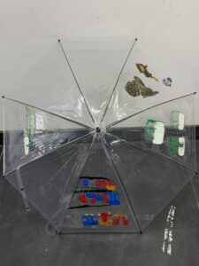 京都の絵画教室OWL美術研究所生徒作品
透明ビニール傘に描かれた絵