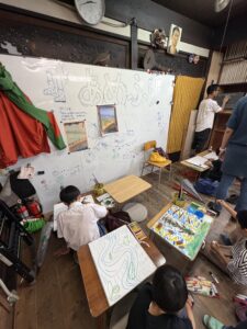 絵画教室OWL美術研究所子供アトリエ授業風景雨降りの絵をかいています