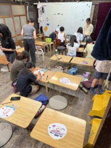 京都伏見の絵画教室OWL美術研究所東儀画塾こどもアトリエの様子うちわに絵をかいている