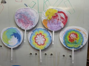 京都市伏見区にある絵画教室OWL美術研究所東儀画塾子供アトリエうちわにマーブリングされた作品５点