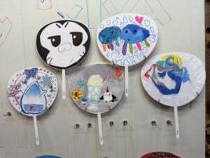 京都市伏見区にある絵画教室OWL美術研究所東儀画塾子供アトリエうちわ描かれた絵５点