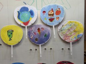 京都市伏見区にある絵画教室OWL美術研究所東儀画塾子供アトリエうちわに描かれた作品5点