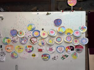 京都市伏見区にある絵画教室OWL美術研究所東儀画塾子供アトリエうちわにマーブリングされた作品38点ホワイトボードにならべられている