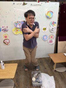 OWL美術研究所東儀画塾の子供アトリエにて先生が寒い時のポーズをしている