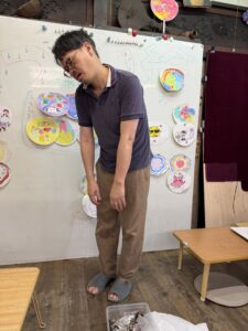 OWL美術研究所東儀画塾の子供アトリエにて先生が暑い時のポーズをしている