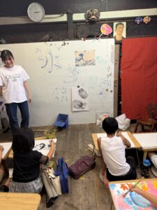 京都の絵画教室OWL美術研究所東儀画塾子供アトリエの様子水を題材に絵を描いている