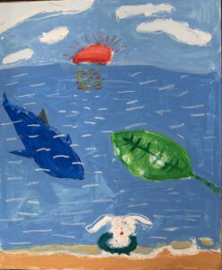 京都の絵画教室東儀画塾子供アトリエにて描かれた水をテーマにした作品 海の水面に太陽が映り込んでいる大きな魚の影が写っている手前に葉っぱに水滴が滴っている