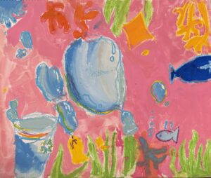 京都の絵画教室東儀画塾子供アトリエにて描かれた水をテーマにした作品少し不思議世界観の絵コップから泡が浮遊し周りに魚が泳いでいる