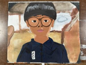 京都の絵画教室東儀画塾子供アトリエ作品テーマは鏡の世界　鏡に写る自分の姿と背景のボケ方をよく観察して描いてくれています。鏡を持っている親指が見えている