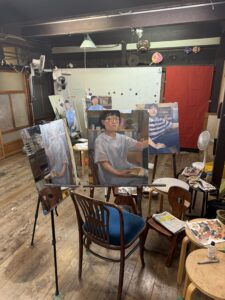 京都の絵画教室東儀画塾で金沢美術工芸大学の対策のための自画像を描いている情景
