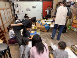 京都の絵画教室owl美術研究所子供アトリエ制作風景貝を囲んで