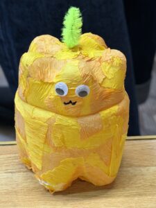 青と水色のクレープペーパーを重ねて貼り、緑のモールをつけたペットボトルランタン作品