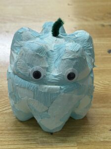 青と水色のクレープペーパーを重ねて貼り、緑のモールをつけたペットボトルランタン作品