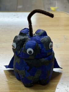 藍色と黒をベースに三つ目とマントをしているペットボトルランタン