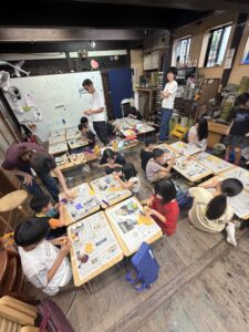 子供アトリエでペットボトルランタン工作に集中して取り組む子どもたちの様子