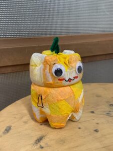 炭酸ペットボトルの底の凹凸を活かして作られたオレンジ色のカボチャランタン作品