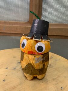 紙コップで作ったシルクハットと大きな目が特徴的な黒いペットボトルランタン作品