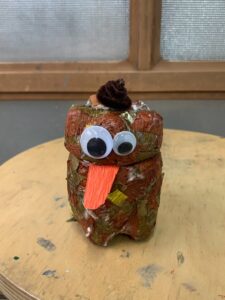ペットボトルを高めに切り落とし紙コップの帽子をかぶせたカボチャ以外のキャラクターランタン