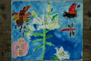 京都の絵画教室東儀画塾で描かれた子供の水彩画
百合の花の周りに虫がとんでいる
