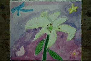 京都の絵画教室東儀画塾で描かれた子供の水彩画
真ん中に大きく百合の花リボンハート星と小さい花も描かれている