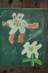 京都の絵画教室東儀画塾で描かれた子供の水彩画
百合の花と百合の花人間？手足があり、目があるように描かれている