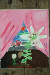 京都の絵画教室東儀画塾で描かれた子供の水彩画
ピンクのテントの中に大きな百合の花と小さな花
テントの隙間から道があり赤い車がはしっていて、その後ろは海と空そらには太陽