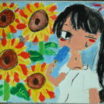 京都の絵画教室東儀画塾子供アトリエで暑いを題材に描かれた絵ひまわりにかこまれアイスをほぼばる女の子