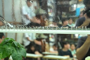 京都の絵画教室東儀画塾子供アトリエのモチーフ 2種類の鏡の写り方が違う