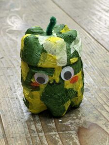 黄色と緑のクレープペーパーを重ねて作った爽やかな表情のペットボトルランタン作品
