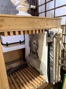 絵画教室のカルトンを入れる為の棚溝がたくさんついている
