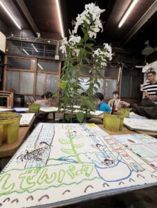 京都伏見の絵画教室OWL美術研究所東儀画塾子供アトリエの様子百合の花を見上げて描いている
